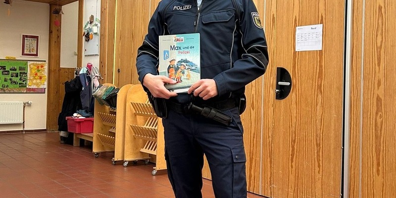 BPOL-HH: Bundesweiter Vorlesetag - Bundespolizisten sorgen für strahlende Gesichter bei Kindern - Foto: presseportal.de