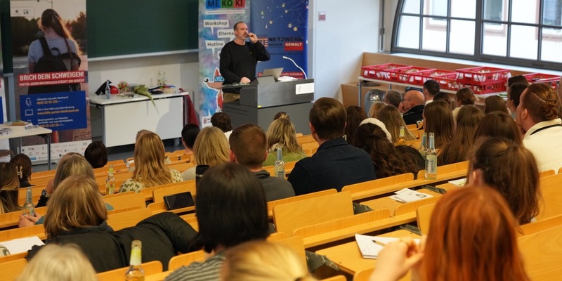 POL-DA: Darmstadt: Brich dein Schweigen - #AKTIONSCHUTZSCHILD - Fachtag zum Kinder- und Jugendschutz setzt starkes Zeichen - über 170 Fachkräfte fortgebildet - Foto: presseportal.de