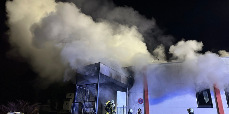 FW-EN: Abschlussmeldung: Brand in Möbellager - Über 100 Einsatzkräfte bei Großbrand vor Ort - Foto: presseportal.de