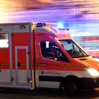 Das Mädchen wurde an einem Kreisverkehr überrollt. (Symbolbild) - Foto: Carsten Rehder/dpa