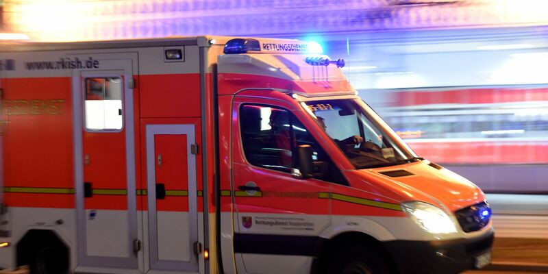 Das Mädchen wurde an einem Kreisverkehr überrollt. (Symbolbild) - Foto: Carsten Rehder/dpa