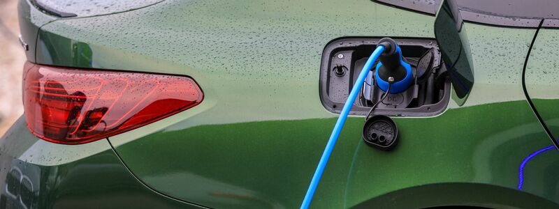 Das E-Auto hat bei der Nutzung zum Verbrenner aufgeholt - Foto: Jan Woitas/dpa