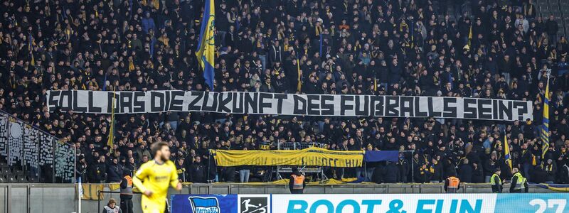Auch die Fans von Hertha BSC haben ihren Unmut geäußert. - Foto: Andreas Gora/dpa