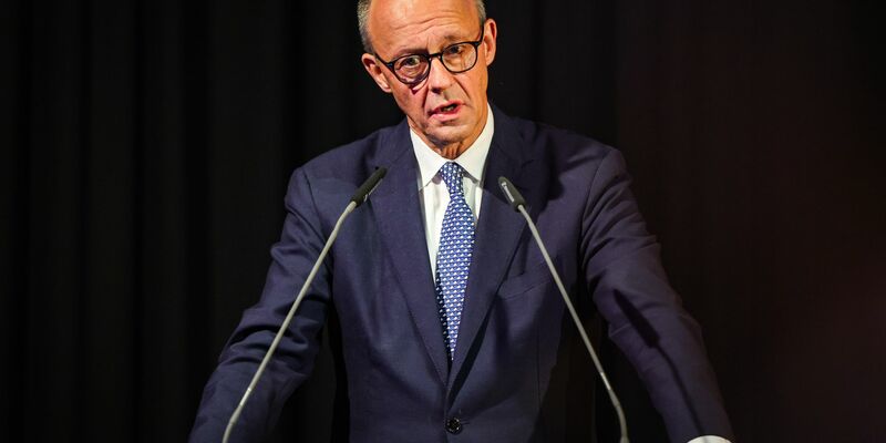 Die 500 Gäste der IHK Arnsberg nahmen die Rede des Sauerländers Merz wohlwollend auf. - Foto: Christoph Reichwein/dpa