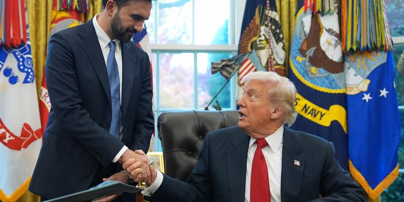 Ein Handschlag zwischen politischen Gegnern: Mamdani und Trump verstanden sich vor laufenden Kameras erstaunlich gut.  - Foto: Evan Vucci/AP/dpa
