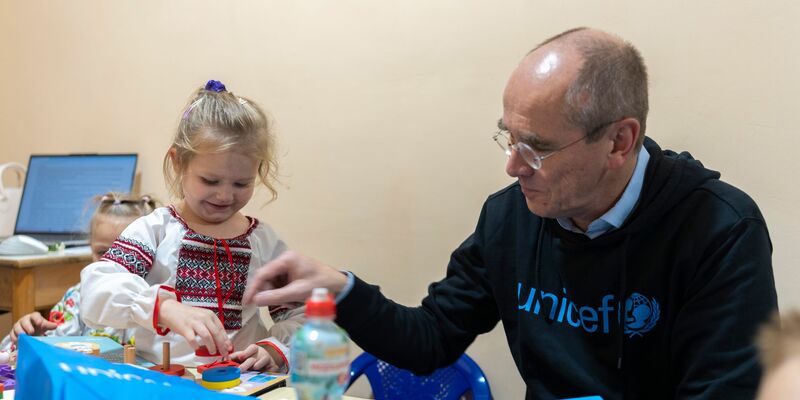 Der Geschäftsführer von Unicef Deutschland, Christian Schneider, mit einem ukrainischen Vorschulkind in einem Schutzraum unter der Erde: Das Kinderhilfswerk hilft Schulen und Kindergärten in dem vom Krieg geprägtem Land. - Foto: -/Unicef/dpa