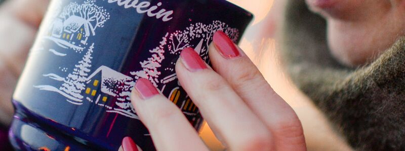 Zum Besuch auf dem Weihnachtsmarkt gehört er für viele dazu: Der Glühwein - gerne mit Schuss - scheint ideal zum Aufwärmen, doch der Effekt ist nur kurzzeitig und trügerisch. (Symbolbild) - Foto: Jens Kalaene/dpa-Zentralbild/dpa