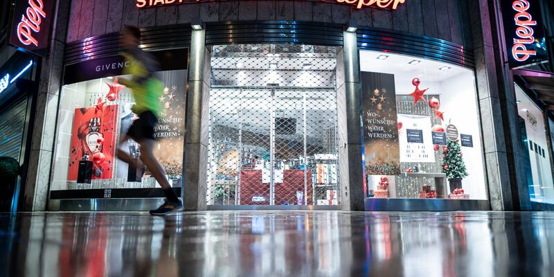 Ein Foto aus schlechten Zeiten: Dezember 2020, wegen eines Corona-Lockdowns blieb auch dieser Pieper-Shop zeitweise geschlossen. Die Shops sind längst wieder geöffnet und bleiben es auch, trotz Insolvenzverfahrens. - Foto: Fabian Strauch/dpa