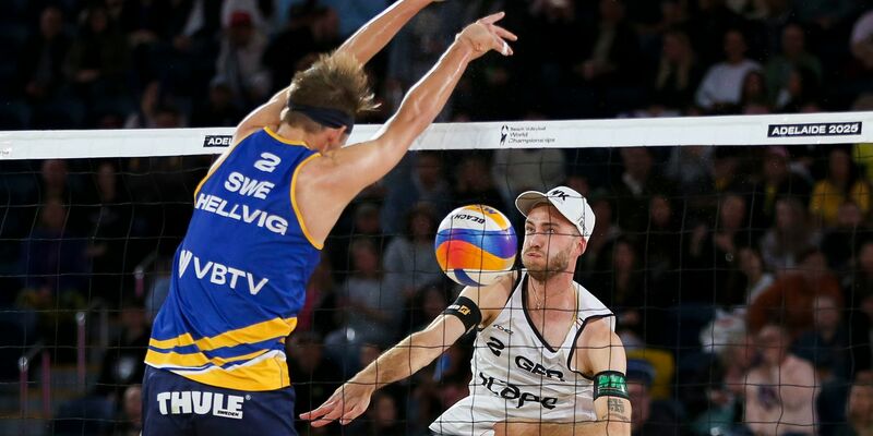 Nils Ehlers (l) und Clemens Wickler während des Halbfinalspiels der Beachvolleyball-WM. - Foto: Matt Turner/AAP/dpa