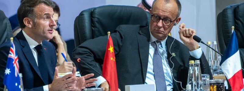 Bundeskanzler Friedrich Merz (rechts) will mit dem französischen Präsidenten Emmanuel Macron und anderen Partnern an Änderungsvorschlägen für den US-Plan arbeiten. - Foto: Michael Kappeler/dpa-Pool/dpa