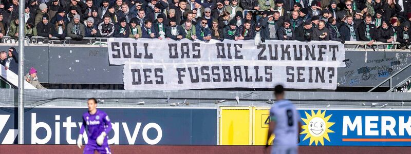Die Fans protestieren weiter gegen die geplanten Maßnahmen der Politik in Fußball-Stadien. - Foto: David Inderlied/dpa