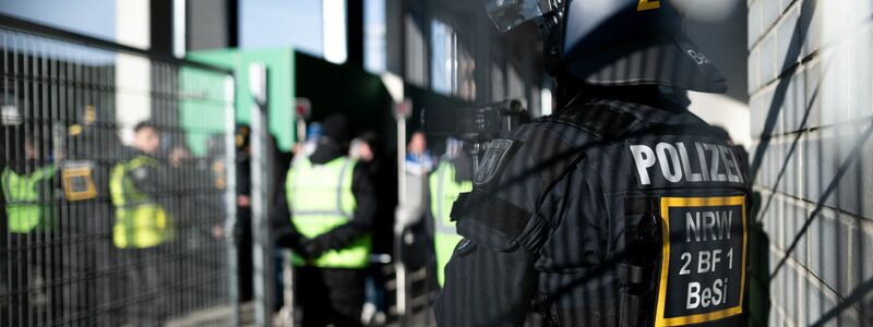 Die Fans stören sich oft auch an der Polizei-Präsenz. - Foto: Fabian Strauch/dpa