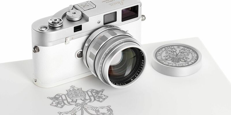 Die Kamera aus dem Besitz von Papst Franziskus brachte das 100-fache des Schätzpreises. - Foto: -/Leitz Photographica Auction/dpa