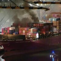 Am Freitagabend war das Feuer auf dem im Hafen von LA angedockten Schiff ausgebrochen, auch Container mit Gefahrstoffen brennen.  - Foto: Uncredited/ABC7/dpa