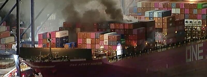 Am Freitagabend war das Feuer auf dem im Hafen von LA angedockten Schiff ausgebrochen, auch Container mit Gefahrstoffen brennen.  - Foto: Uncredited/ABC7/dpa