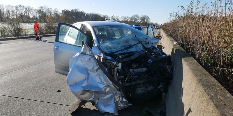 POL-ROW: ++Unfall mit drei Fahrzeugen und einer schwer verletzten Person auf A1 Richtungsfahrbahn Hamburg++ - Foto: presseportal.de