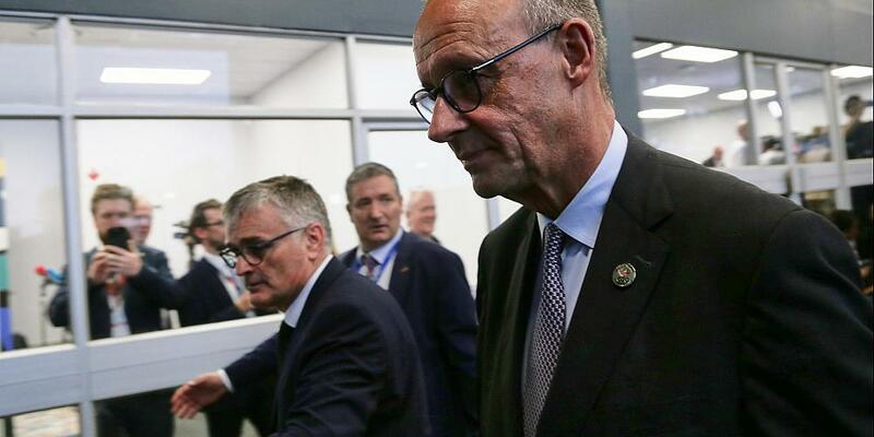 Stefan Kornelius und Friedrich Merz am 22.11.2025 - Foto: über dts Nachrichtenagentur