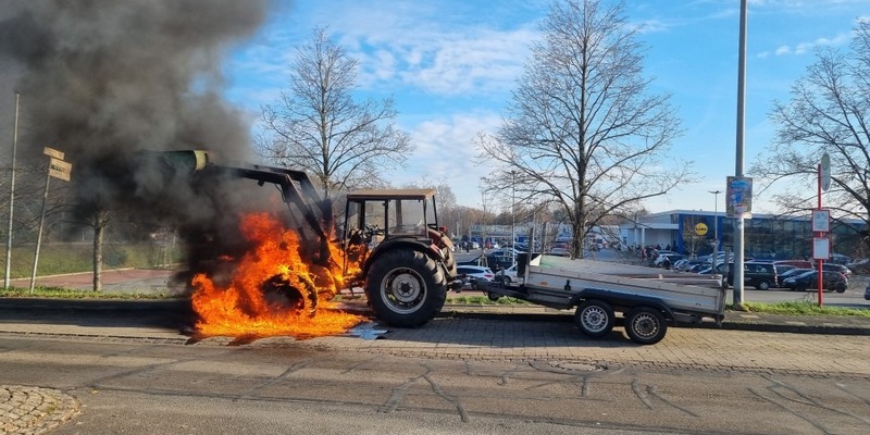 POL-OS: Bramsche: Zugmaschine während der Fahrt in Brand geraten - Fahrbahn zeitweise gesperrt - Foto: presseportal.de