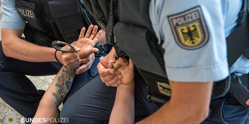 Bundespolizeidirektion München: Haftbefehle, rabiater Fahrscheinloser und Beziehungsstreit - Foto: presseportal.de