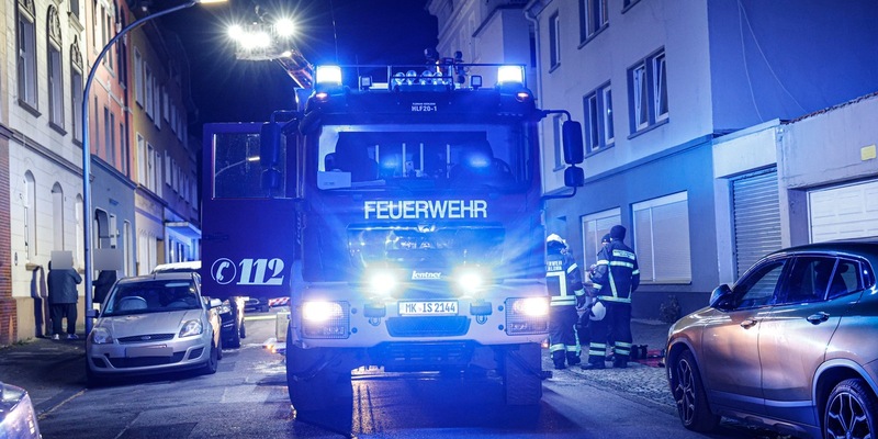 FW-MK: Feuer in Mehrfamilienhaus - Bewohner über Drehleiter gerettet - Foto: presseportal.de