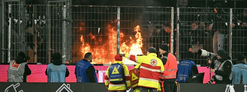 Im Gäste-Block des Kölner Stadions brach am Samstagabend ein Feuer aus. - Foto: Federico Gambarini/dpa