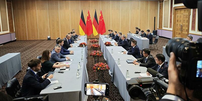 Friedrich Merz bei einem bilateralen Treffen mit Li Qiang am 23.11.2025 - Foto: über dts Nachrichtenagentur