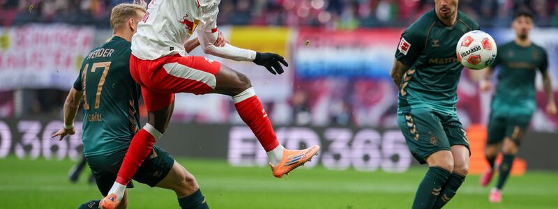 Die RB-Fans protestieren gegen geplante Maßnahmen und Sicherheitsregeln. - Foto: Jan Woitas/dpa