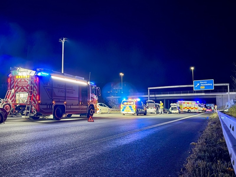 FW-NE: Verkehrsunfall auf der A57 Höhe Neuss-Reuschenberg | Vier verletzte Personen - Foto: presseportal.de