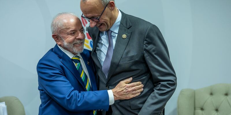 «Er kam nach Brasilien, aber sein Kopf blieb in Berlin», sagt Lula über Merz. - Foto: Michael Kappeler/dpa-pool/dpa