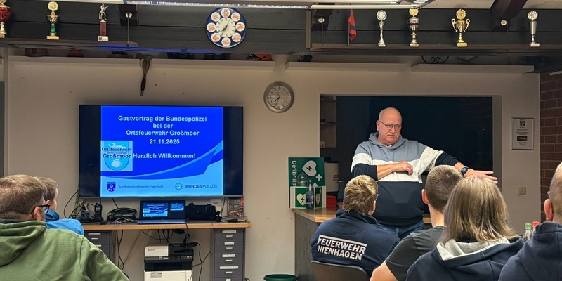 FW Wathlingen: Beeindruckender Vortrag: Sicheres Arbeiten Im Gleis - Feuerwehrleute aus der Samtgemeinde bilden sich gemeinsam fort - Foto: presseportal.de