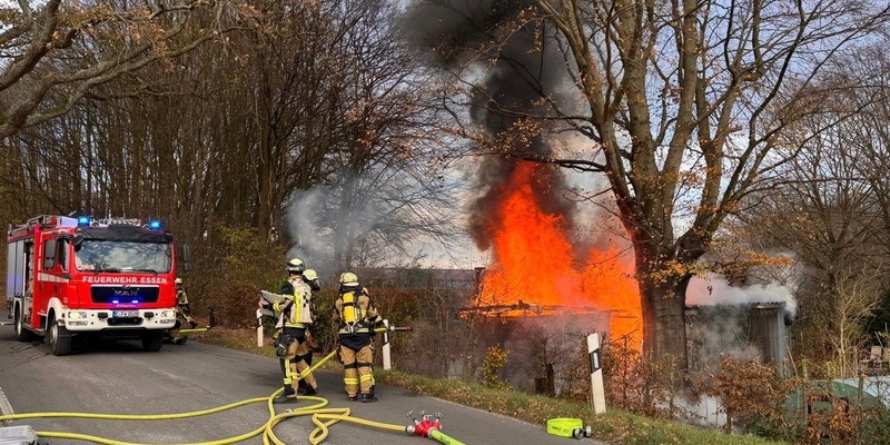 FW-E: Brand einer Gartenlaube in Essen-Schuir - keine Verletzten - Foto: presseportal.de