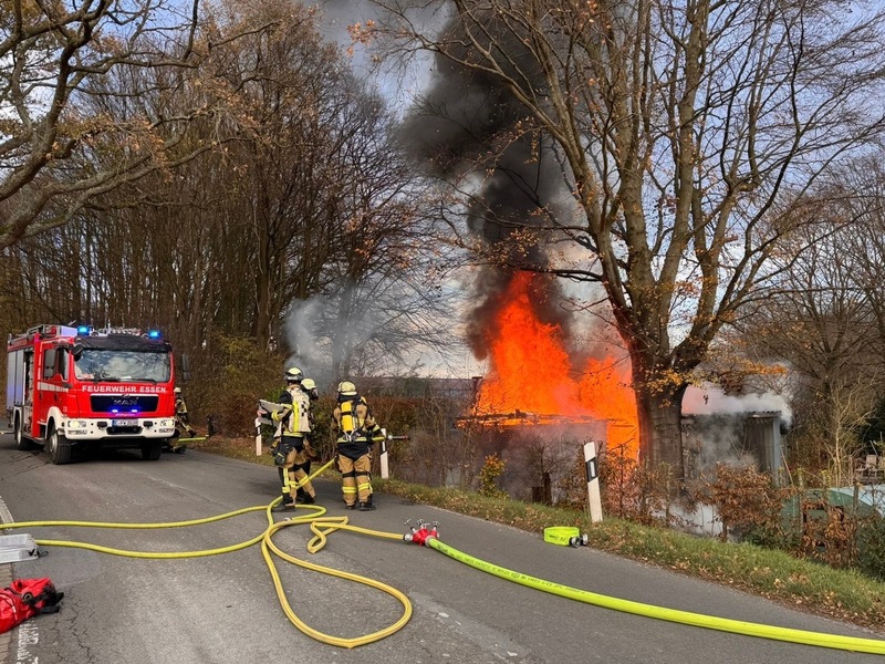FW-E: Brand einer Gartenlaube in Essen-Schuir - keine Verletzten - Foto: presseportal.de