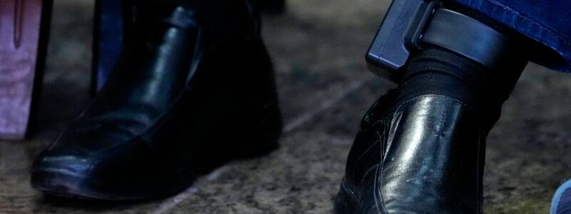 Bolsonaros Sohn Flavio trat bei einer Mahnwache vor dem Haus seines Vaters auf. - Foto: Eraldo Peres/AP/dpa