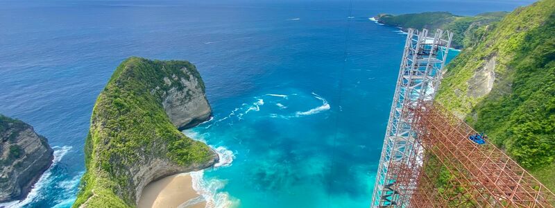 Der Kelingking Beach mit dem T-Rex-Felsen ist ein weltbekanntes Fotomotiv - aber der halbfertige Bau des Glasaufzugs verschandelt den Ausblick. Nun soll er wieder abgerissen werden. - Foto: Putu Utami/dpa