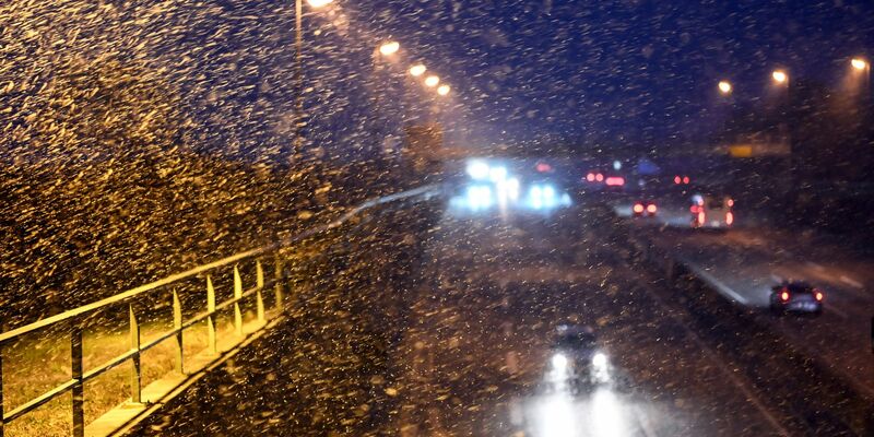 Wie hier auf der A31 im Emsland gab es im Nordwesten oft schwierige Bedingungen auf den Straßen. - Foto: Lars Penning/dpa