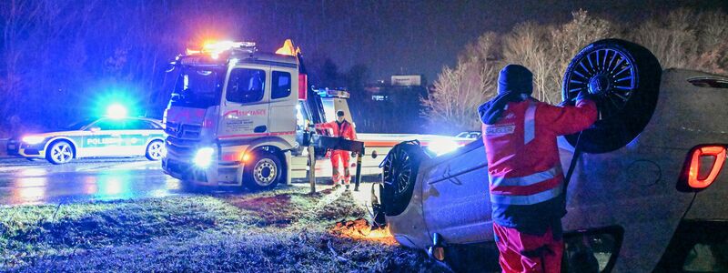 Auch in Baden-Württemberg gab es Unfälle auf glatten Straßen. - Foto: Jason Tschepljakow/dpa