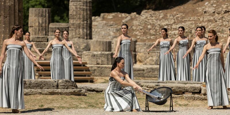 Wenn die Sonne nicht scheint, funktioniert es auch nicht mit der Entzündung des olympischen Feuers unter freiem Himmel. (Archivbild) - Foto: Socrates Baltagiannis/dpa