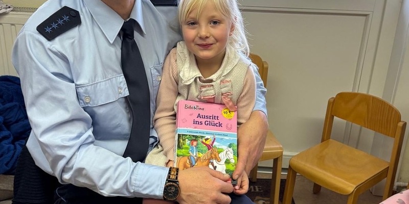 BPOL-H: Bundespolizeiinspektion Hannover engagiert sich beim Bundesweiten Vorlesetags in Grundschulen, Kindergärten und dem Kinderkrankenhaus - Foto: presseportal.de