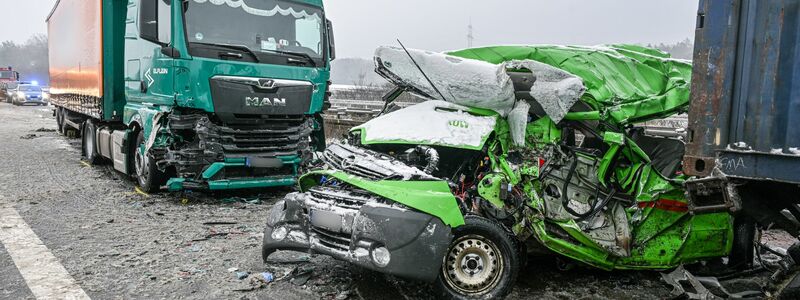 Auf glatten Straßen gab es zahlreiche Unfälle. - Foto: Jason Tschepljakow/dpa