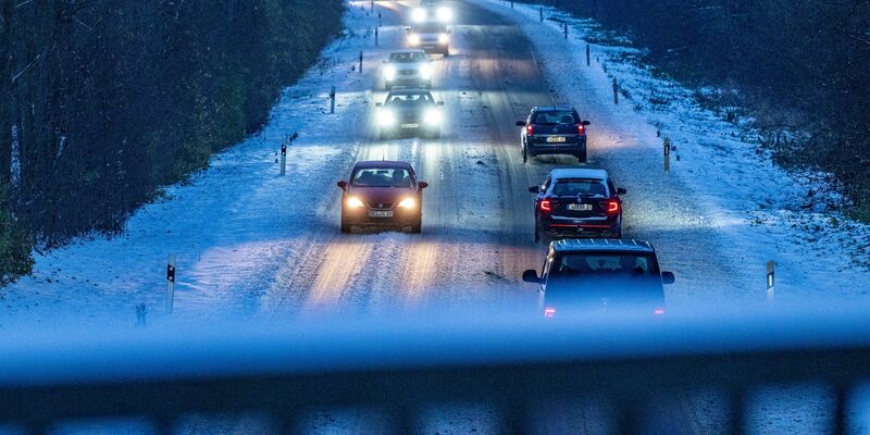 Besonders im Süden und im Osten müssen sich Autofahrer am Dienstag auf glatte Straßen einstellen.  - Foto: Armin Weigel/dpa