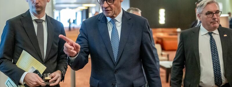 Wie geht es für die Ukraine weiter? Diese Frage spielt auch am Rande des EU-Afrika-Gipfels in Angola, an dem Kanzler Merz teilnimmt, eine Rolle. - Foto: Michael Kappeler/dpa