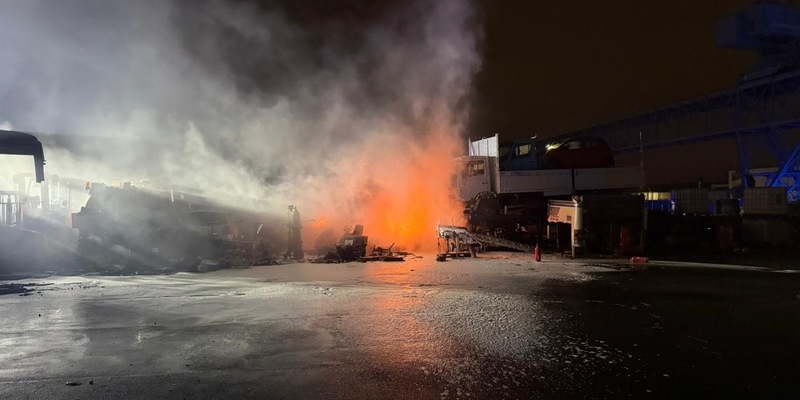 FW-E: Feuer auf Firmengelände - Brennende LKW-Reifen im Industriehafen - Foto: presseportal.de