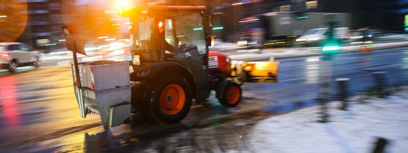 Einsatz für den Winterdienst auf Hamburgs Straßen. - Foto: Christian Charisius/dpa