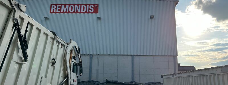 Müllfahrzeug und Container vor einer Remondis-Halle - das Abfallunternehmen ist in vielen Regionen Deutschlands sehr präsent. - Foto: Wolf von Dewitz/dpa