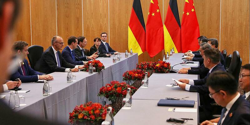 Friedrich Merz und Li Qiang am 23.11.2025 - Foto: über dts Nachrichtenagentur