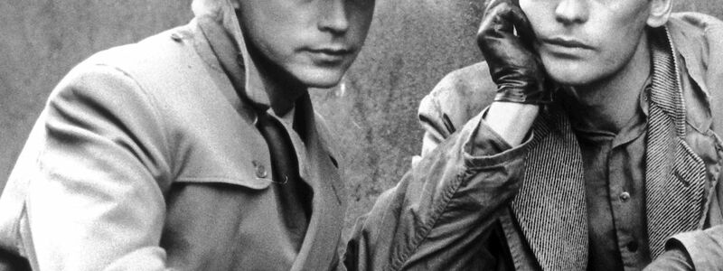 Udo Kier (l) mit Schauspieler Helmut Berger (r) während der Dreharbeiten zu dem Tessari-Film «Das fünfte Gebot». (Archivbild) - Foto: Horst Ossinger/dpa