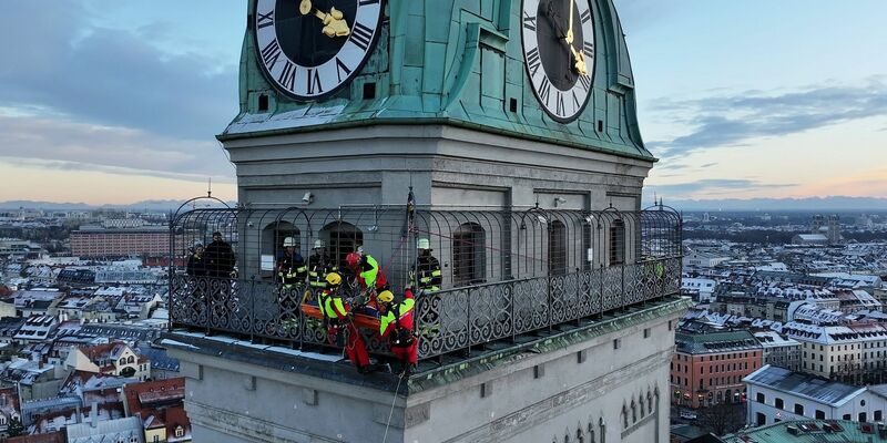 Kräfte der Berufsfeuerwehr München sind am Turm der Kirche St. Peter im Einsatz.  - Foto: -/Berufsfeuerwehr München/dpa