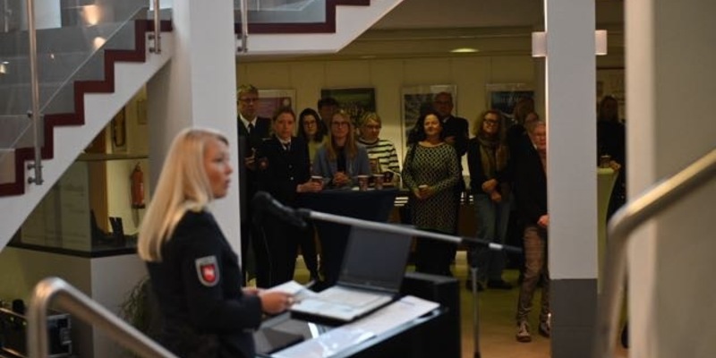 POL-GOE: Polizeidirektion Göttingen zeigt Wanderausstellung Was ich anhatte zum Thema sexualisierte Gewalt vom 24. bis zum 28. November in der Stadthalle Northeim - Foto: presseportal.de
