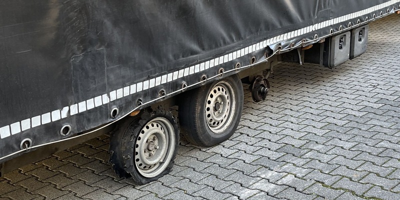 POL-OF: Abgefahrene Reifen - Reifenreste - gar keine Reifen: Desolater Anhänger an die Kralle gelegt; empfindliche Strafen für Fahrer und Halter - Foto: presseportal.de