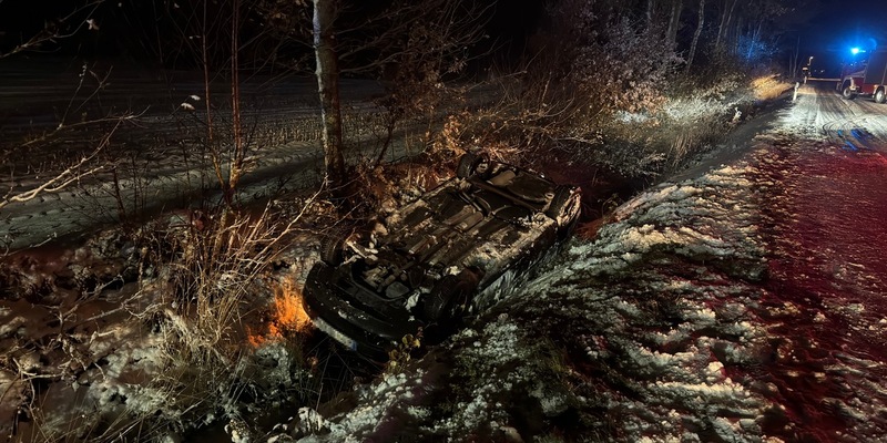 FW-AUR: Auto bei Unfall in Straßengraben gelandet - Foto: presseportal.de